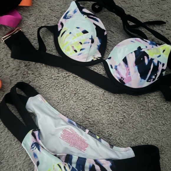 3 VS bathing suits - Picture 3 of 5